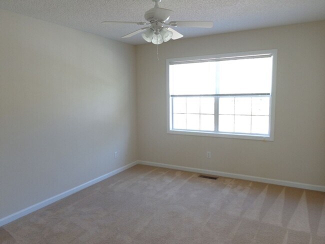 Building Photo - 137 Commons Dr