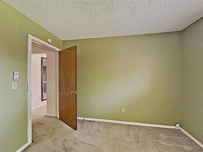 Building Photo - 1601 E Spring Valley Rd
