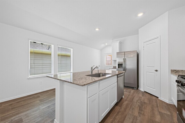 Building Photo - 3030 Lake Crest Dr