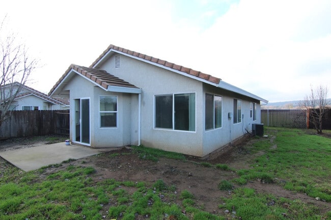 Building Photo - 3 Bedroom Home in Gated Lake California