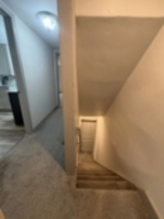 Building Photo - AVAILABLE FOR SHOWING !!! 4BR / 1.5BA.