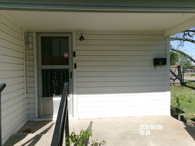 Building Photo - 2112 SW A Ave