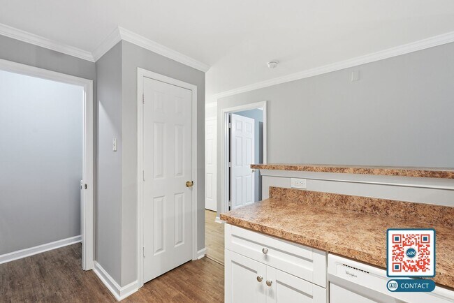 Building Photo - Beautiful Top-Floor Condo in the Heart of Bluffton