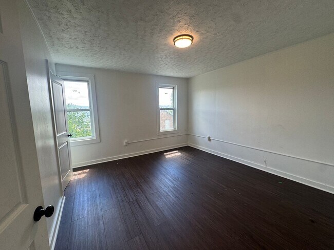 Building Photo - 922 Oak St