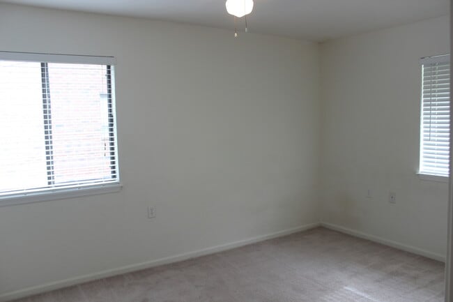 Building Photo - 2/1 Condo with screened porch and communit...
