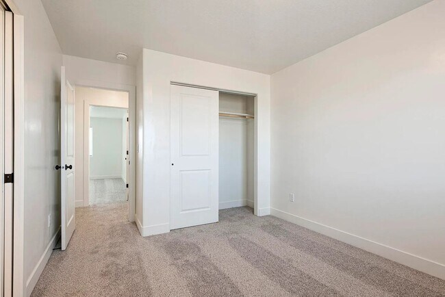 Building Photo - Charming Cedar City 3 Bedroom Townhome!