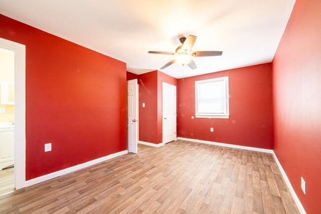 Building Photo - 323 W Peach St