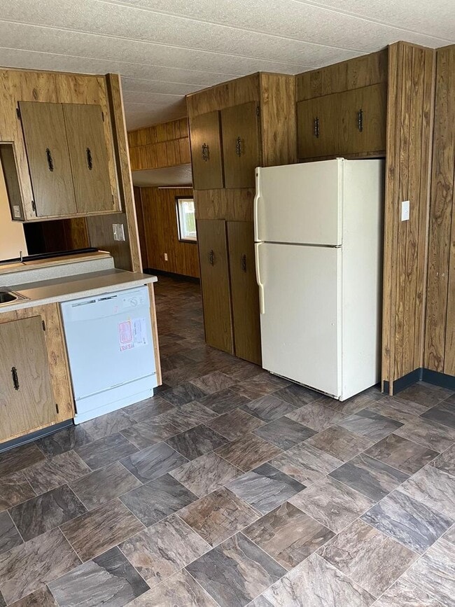 Building Photo - Bonney Lake Remodeled Manufactured Home!