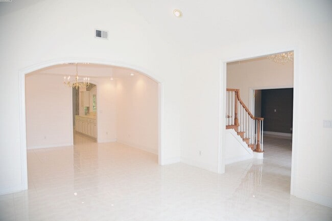 Building Photo - Executive Lakeview Home in Gated Windward Community!