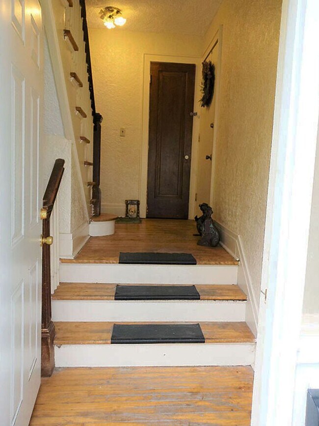 Building Photo - Available 6/1/26 Newly Renovated Spacious ...