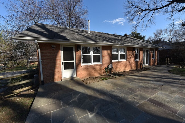 Building Photo - Amazingly Beautiful Fully Renovated 4BR/DEN/3FB/GAR North Bethesda Home