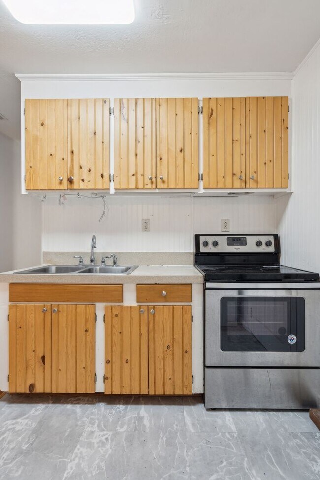 Building Photo - Quaint One BR Frog Rental - Steps from Park Circle with Private Yard!