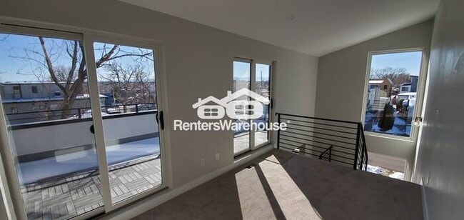 Building Photo - Beautiful 2 bed 2.5 bath Townhome Availabl...