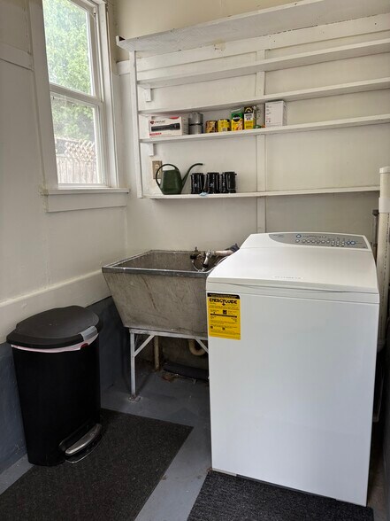 Laundry washer/Dryer - 302 W Illinois St