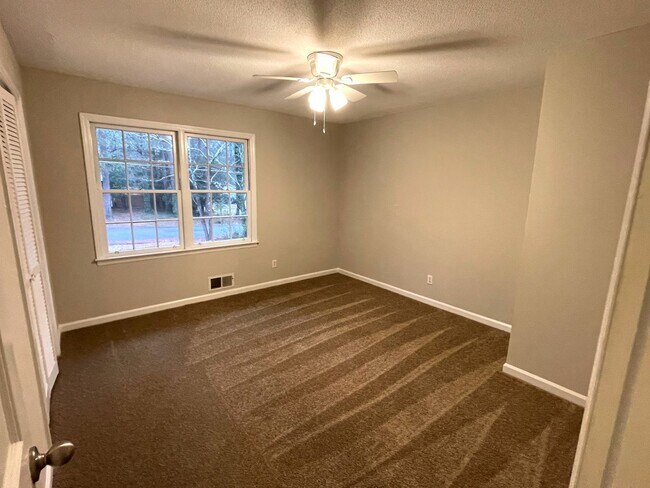 Building Photo - 3br Home East Athens For Rent