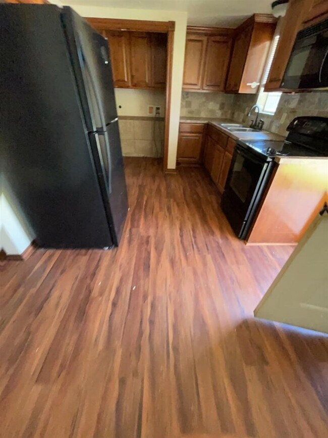 Building Photo - 1602 NW Lindy Ave