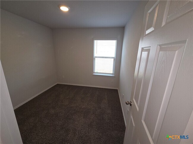 Building Photo - 1049 Velvet Ct