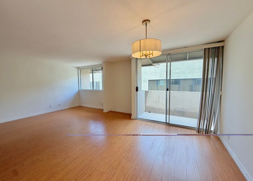 Dining room - 14141 Dickens St
