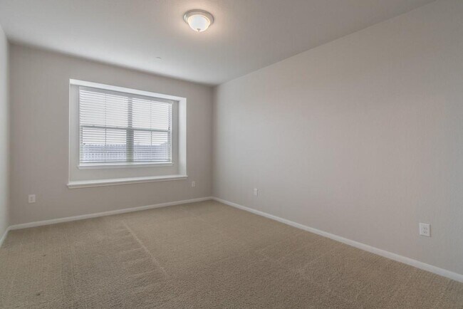 Building Photo - 2880 Donnell Dr