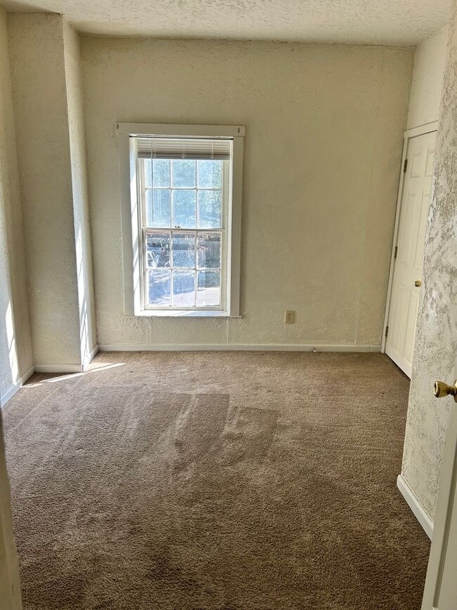 Building Photo - Great 2 Bedroom Apartment