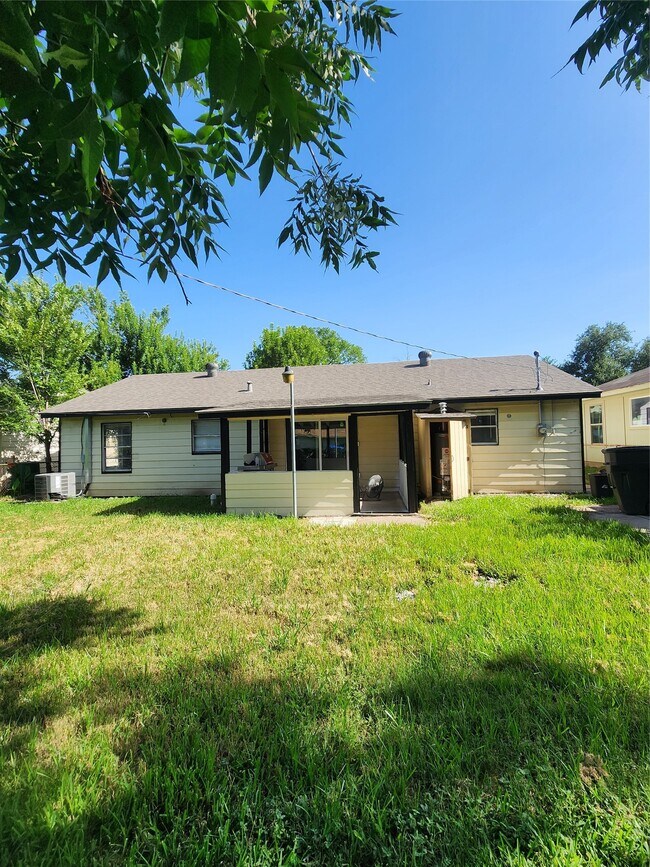 Building Photo - 9711 Aguila St