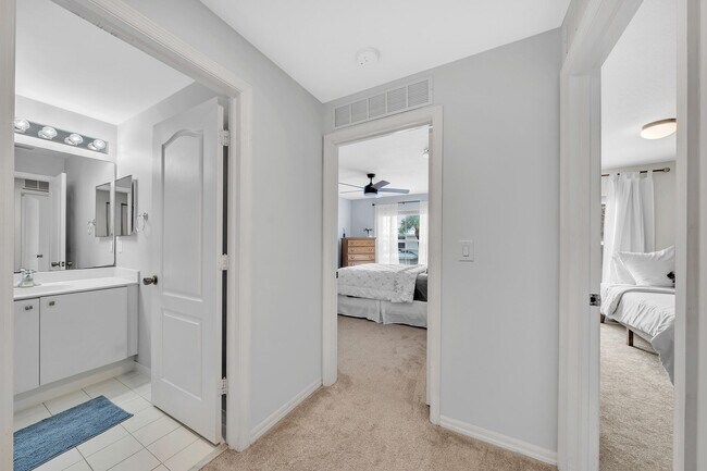 Building Photo - 6086 Seminole Gardens Cir