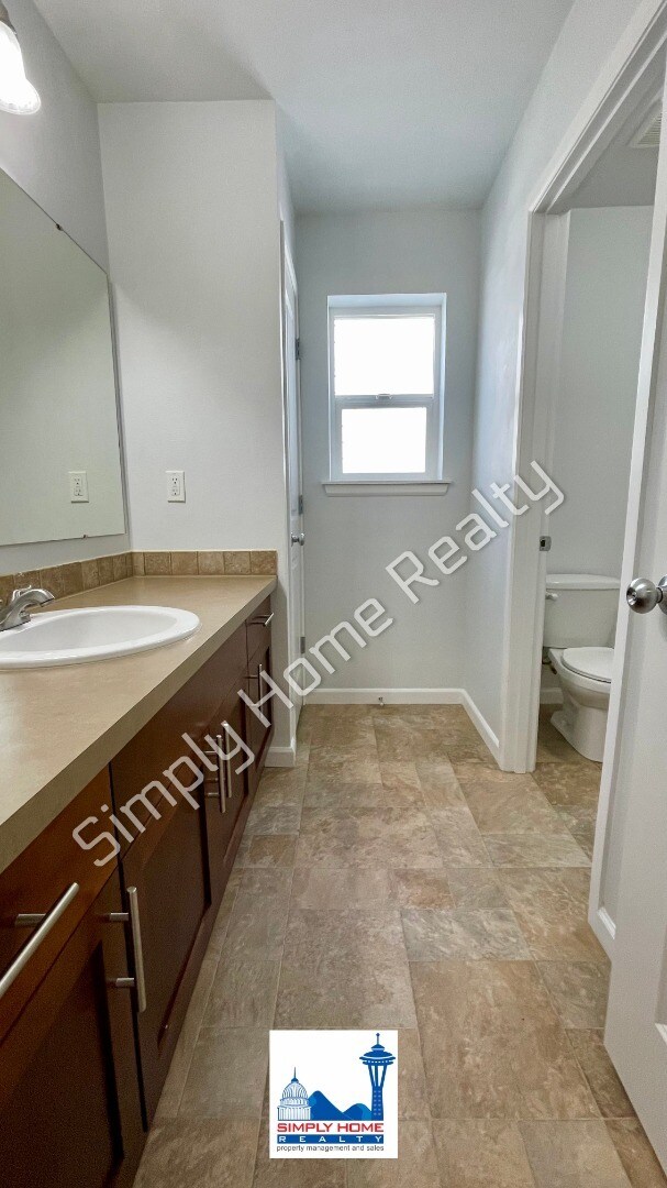 Building Photo - Welcome to this Spacious 4 bedroom, 3.5 bath Home in the Heart of Yelm!