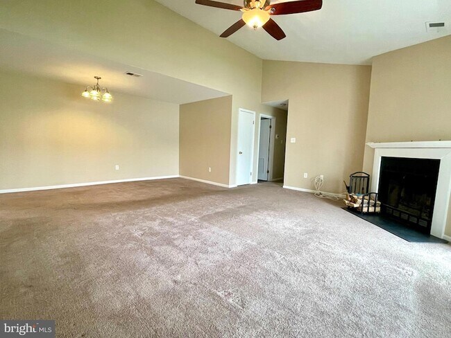 Building Photo - 1104 Mews Dr