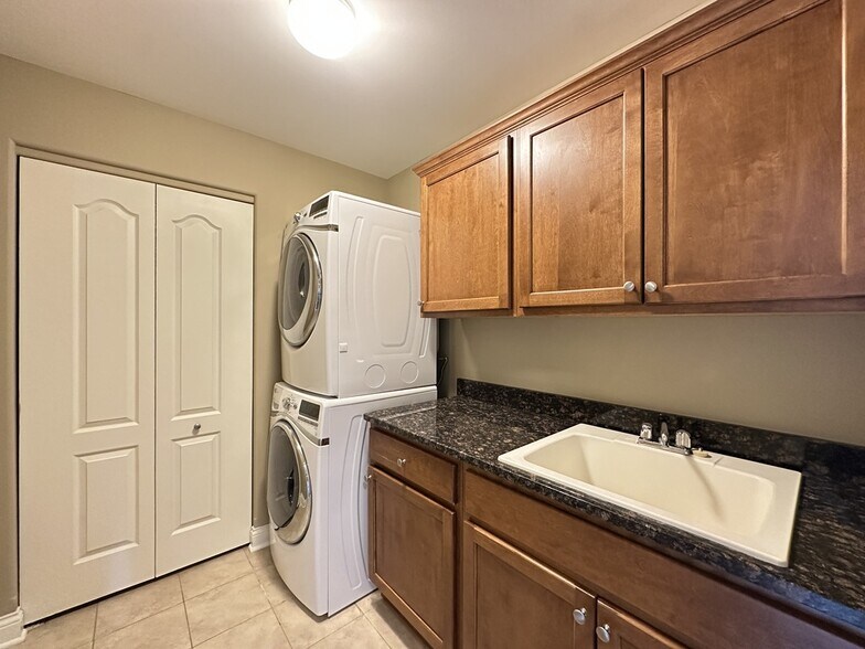 Building Photo - 2 Itasca Place