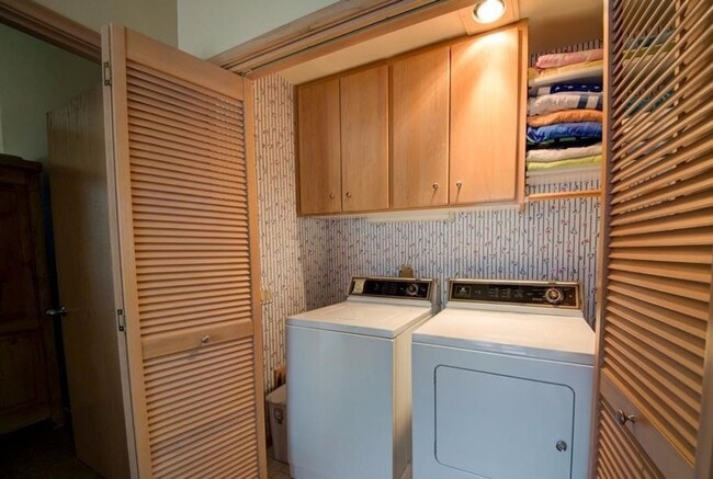 Building Photo - Fully Furnished Eaglewood Condo in Sunriver – Pool, Golf & Trails at Your Doorstep