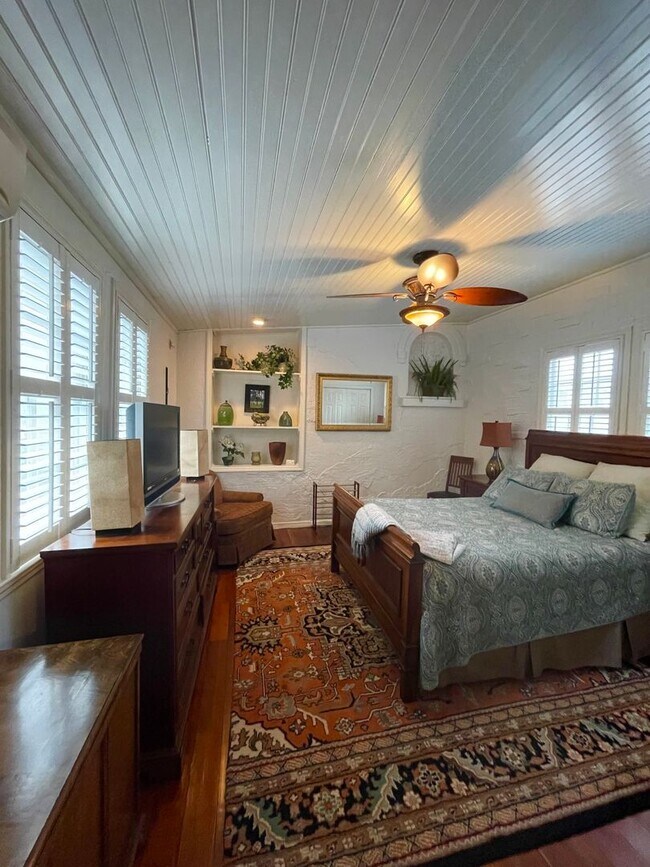 Building Photo - Charming fully furnished one bedroom condo in Ansonborough