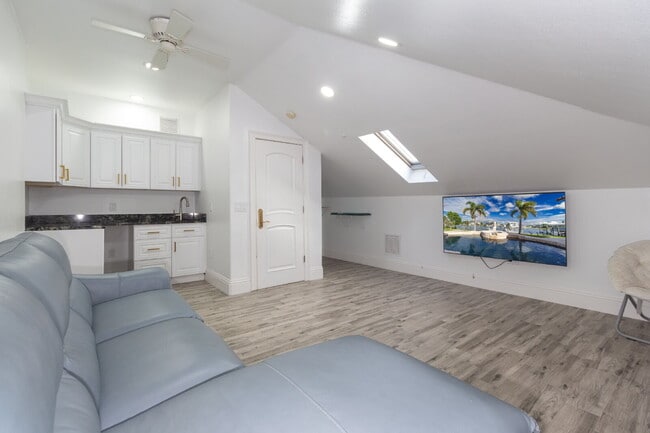 Building Photo - 4/3 Stunning Waterfront home in the heart of Clearwater Beach!