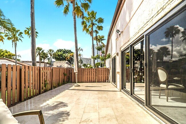 Building Photo - 513 Leslie Dr