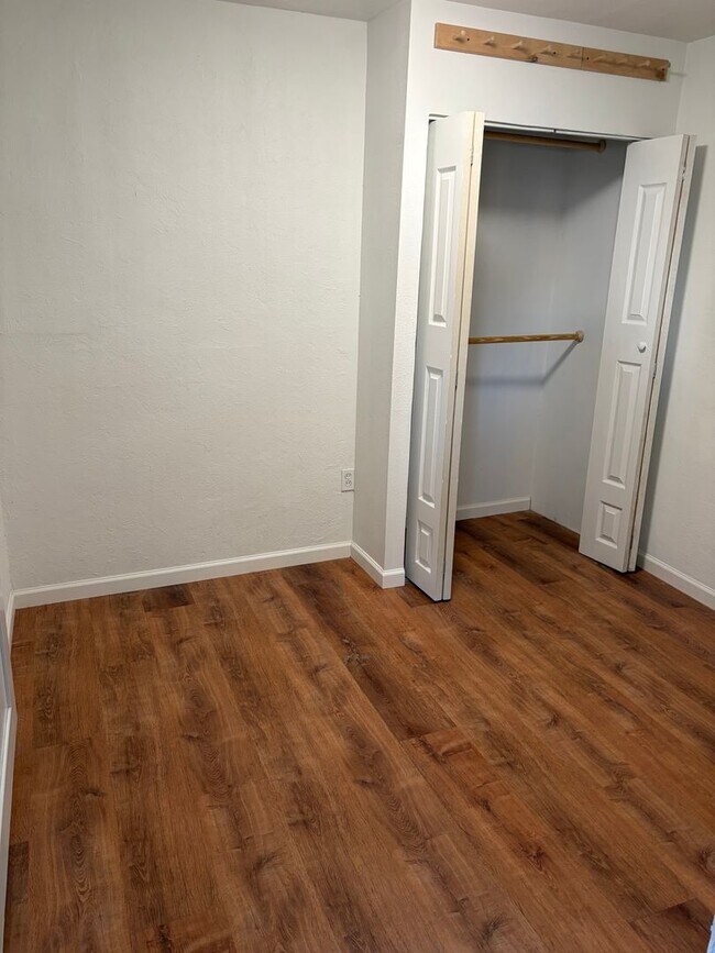 Building Photo - Newly Remodeled Two Bedroom with Sun Room!