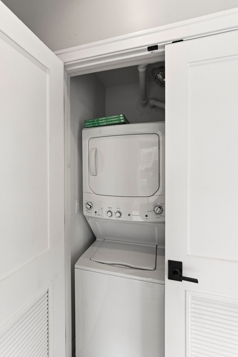 Building Photo - 1050 W Cornelia Ave