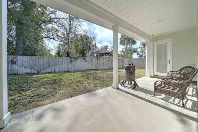 Building Photo - "Charming 3-Bedroom Oasis with 2 Baths and...