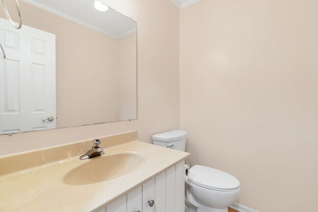 Building Photo - Very Charming 3 Bedroom And 2.5 Bathroom Townhouse With Private Deck In Country Creek