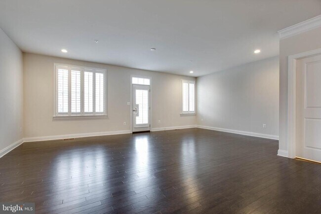 Building Photo - 8526 Pine Springs Dr