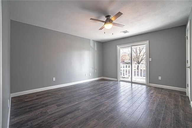 Building Photo - 1312 Royal Dr