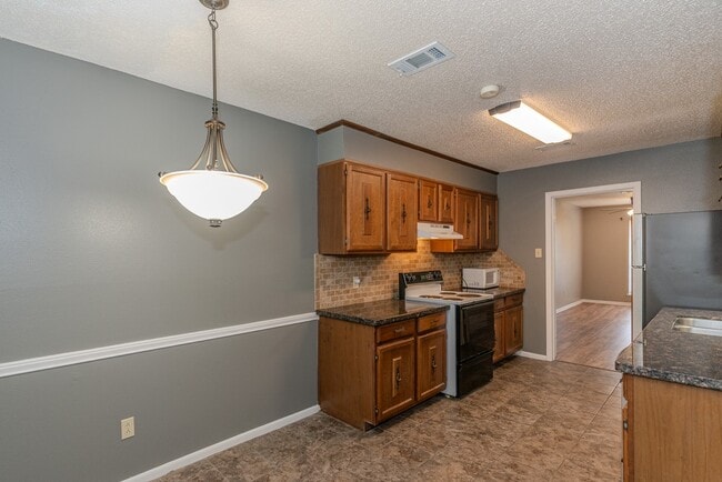 Building Photo - 6638 Lexington Dr