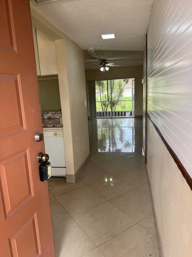 Building Photo - 9921 Three Lakes Cir