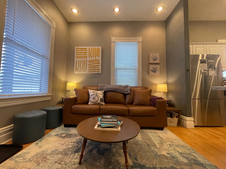 Building Photo - 832 Caledonia St