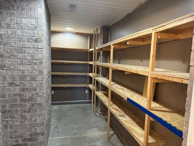 Building Photo - Immaculate home in Gentry close to schools