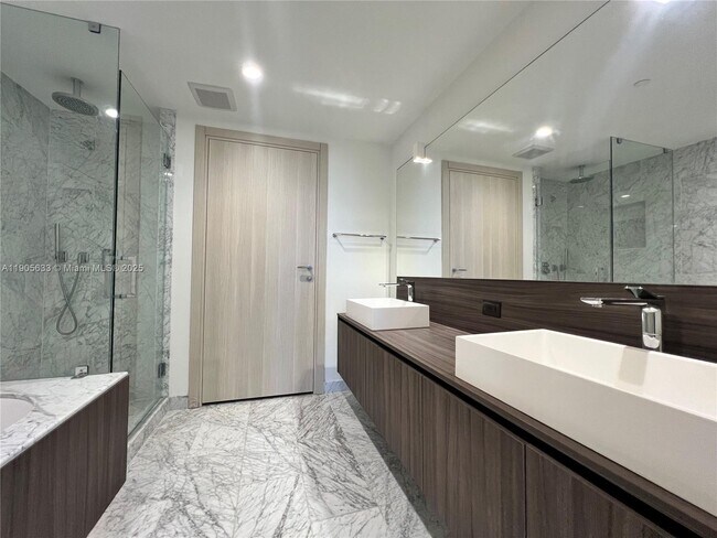 Building Photo - 1000 Brickell Plaza