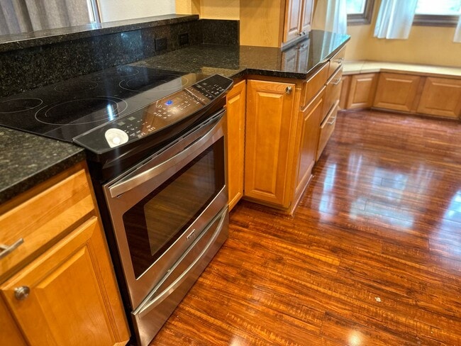 Building Photo - Beautifully 4BR, 3BA Tri-Level with Gorgeo...
