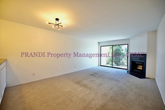 Building Photo - Top Floor, Corner Unit Condo with View and...