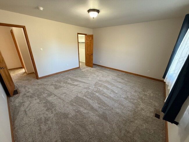 Building Photo - 3 Bed 2 Bath Large Semi-Rural Modern Beautiful Home