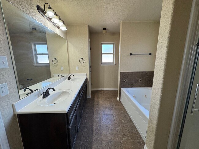 Building Photo - 601 W Little Dipper Dr