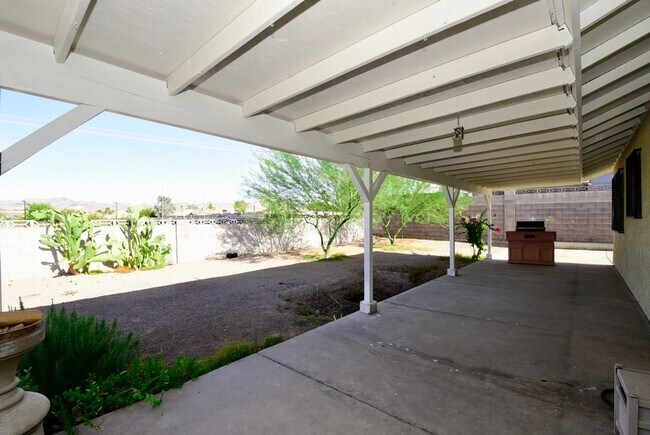 Building Photo - Spacious 2 Bedroom, 2 Bath Single-Story Home