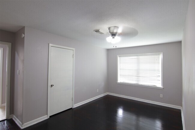 Building Photo - 7941 Longridge Dr